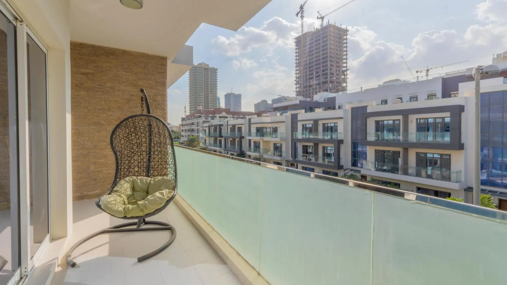 Luxurious Miracle Home Dubai Homestay